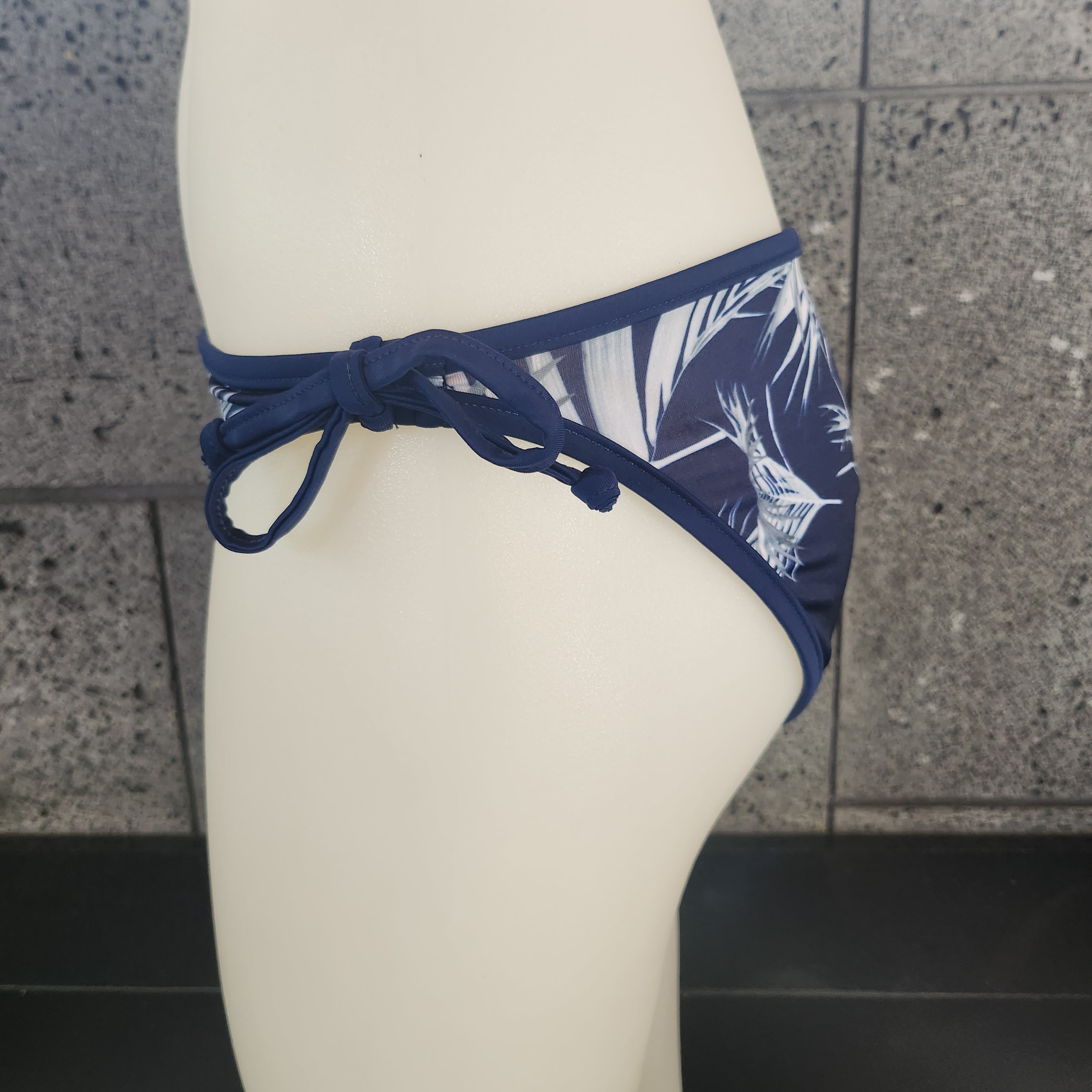 Loco Boutique Floating Palm Removable Bows Bottom